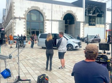 "Mercedes-Benz Classe V de Brest VI (Groupe EDO) sur le tournage des "Trois Brestoises" à Brest. Ce van premium accompagne les équipes de production dans les lieux emblématiques du Finistère. Un partenariat qui illustre notre engagement auprès des professionnels bretons et du rayonnement cinématographique local."Cette version condensée intègre les mots-clés essentiels (Mercedes-Benz, Classe V, Brest VI, Groupe EDO, van, professionnels, Finistère, Bretagne) tout en restant concise et impactante pour vos réseaux sociaux ou légendes d'images.