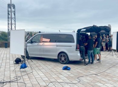 "Mercedes-Benz Classe V de Brest VI (Groupe EDO) sur le tournage des "Trois Brestoises" à Brest. Ce van premium accompagne les équipes de production dans les lieux emblématiques du Finistère. Un partenariat qui illustre notre engagement auprès des professionnels bretons et du rayonnement cinématographique local."Cette version condensée intègre les mots-clés essentiels (Mercedes-Benz, Classe V, Brest VI, Groupe EDO, van, professionnels, Finistère, Bretagne) tout en restant concise et impactante pour vos réseaux sociaux ou légendes d'images.
