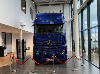Découvrez la livraison du Mercedes-Benz Actros 1853 Prime par le Groupe EDO à Transports Bozec Goulven : puissance, confort GIGASPACE et innovation.