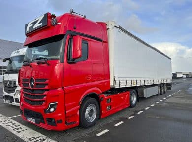 FZ Transport démarre avec un camion Actros 1853, accompagné par EDO Plérin. Un truck personnalisé et performant signé Daimler Truck.