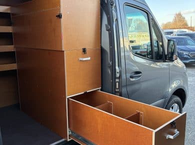 EDO Brest livre un Mercedes‑Benz Sprinter 319 à Flexicrush. Un utilitaire premium, aménagé pour les professionnels exigeants.