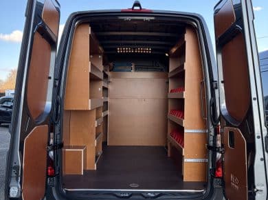 EDO Brest livre un Mercedes‑Benz Sprinter 319 à Flexicrush. Un utilitaire premium, aménagé pour les professionnels exigeants.